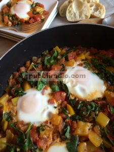 Bayam dan tomat huevos rancheros